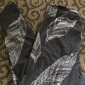 Black leggings with feather design